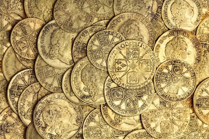 Tumpukan 264 keping emas, yang berusia lebih dari 400 tahun, ditemukan saat lantai di rumah mereka di North Yorkshire sedang diteruskan.