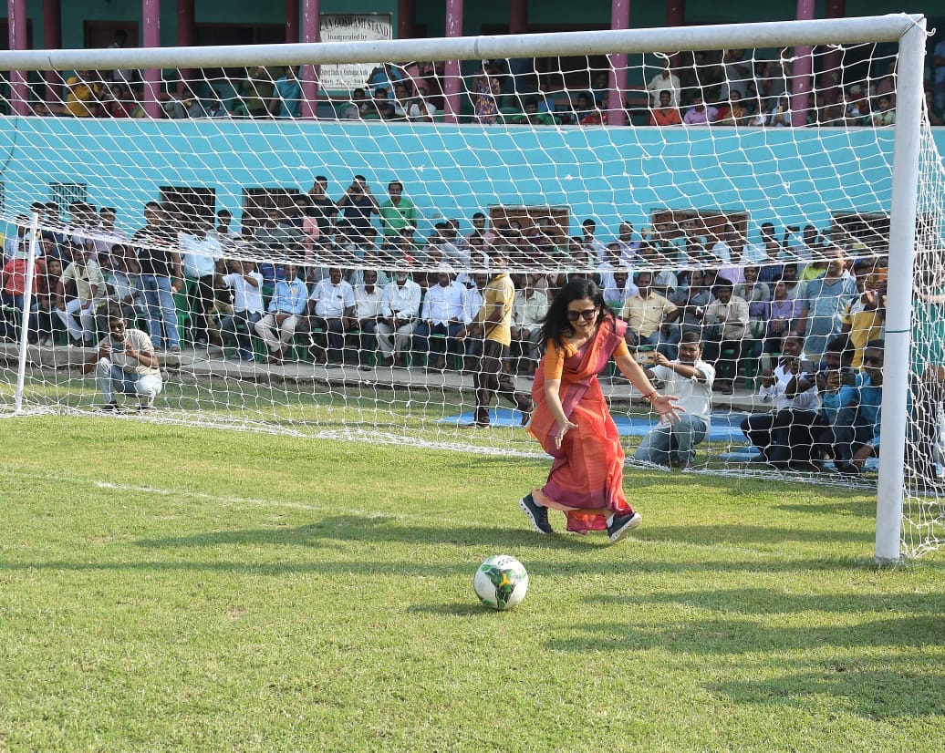 TMC MP Mahua Moitra played football wearing a sari, video and pictures went  viral - informalnewz