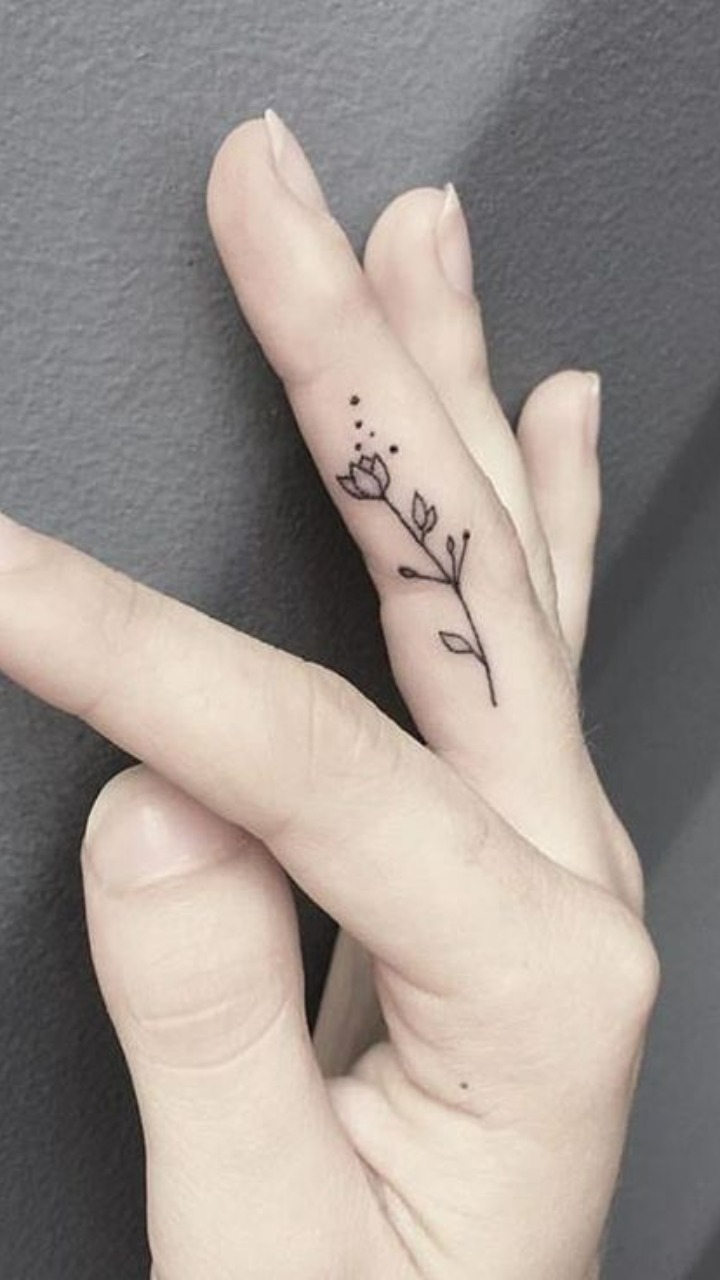 Gothic Flowers finger tattoo 6318e6429719d