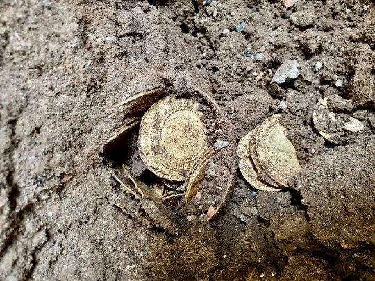Koin-koin tersebut berasal dari tahun 1610 hingga 1727 dan menutupi pemerintahan James I dan Charles I hingga George I.