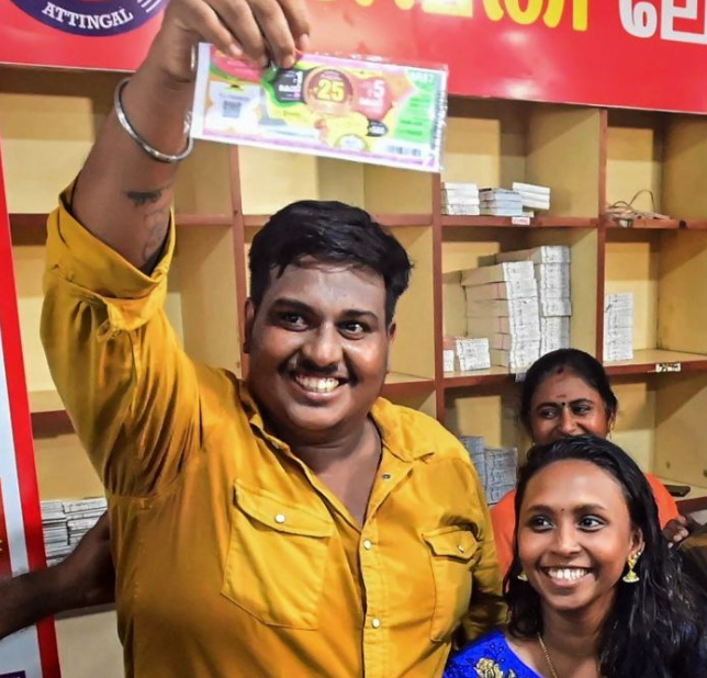 kerala auto rickshaw driver wins 25 crore lottery 