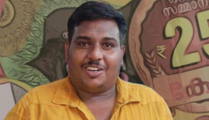 kerala auto rickshaw driver wins 25 crore lottery 