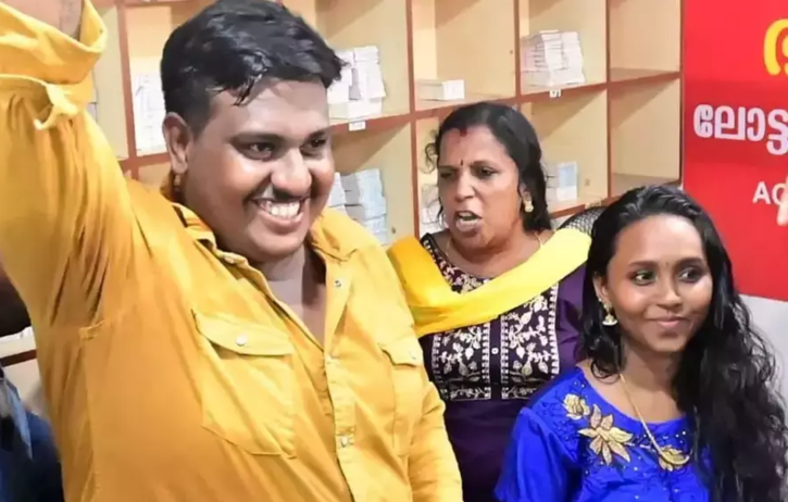 kerala auto rickshaw driver wins 25 crore lottery 