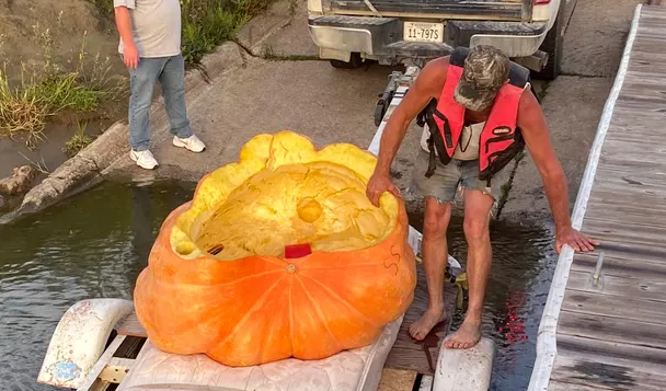 US man floats sixty-one kilometer in pumpkin makes world record  