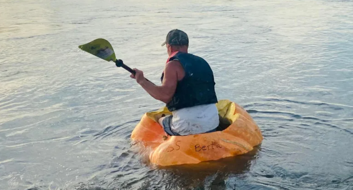 US man floats sixty-one kilometer in pumpkin makes world record  