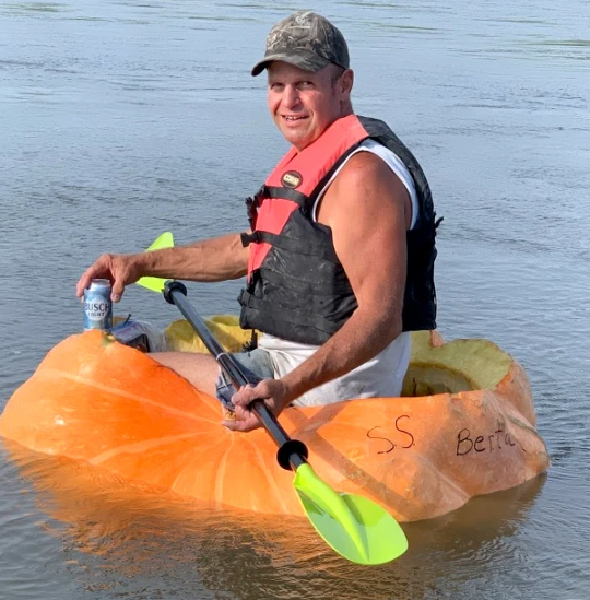 US man floats sixty-one kilometer in pumpkin makes world record  