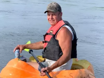 US man floats sixty-one kilometer in pumpkin makes world record  
