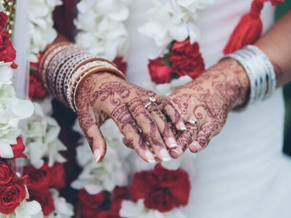 Tamil Brahmin Woman Marries Bangladeshi Girl In Traditional Hindu Marriage image