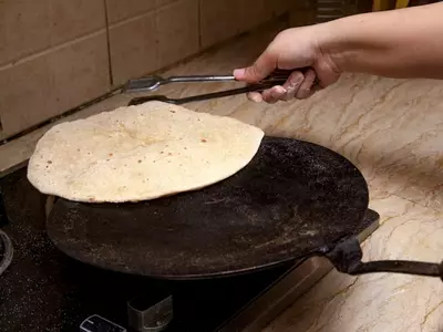tawa making roti 
