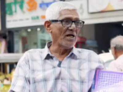74-Year-Old Handkerchief Seller In Mumbai