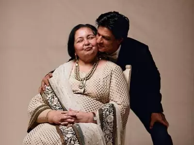 When Late Pamela Chopra Sang Tujhe Dekha Toh For Shah Rukh Khan; Wholesome Video Resurfaces