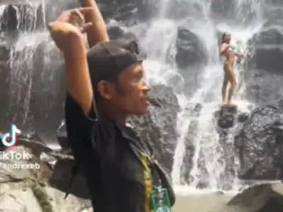 Bali Guide Helps Couple Pose, Viral Video