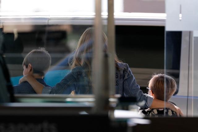 Shakira Pens Leaves Barcelona With Kids