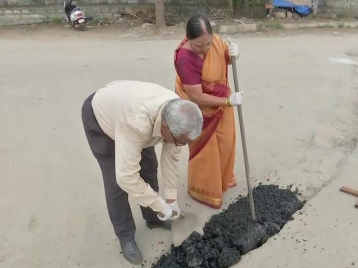 These 5 people are trying to save others from road accident