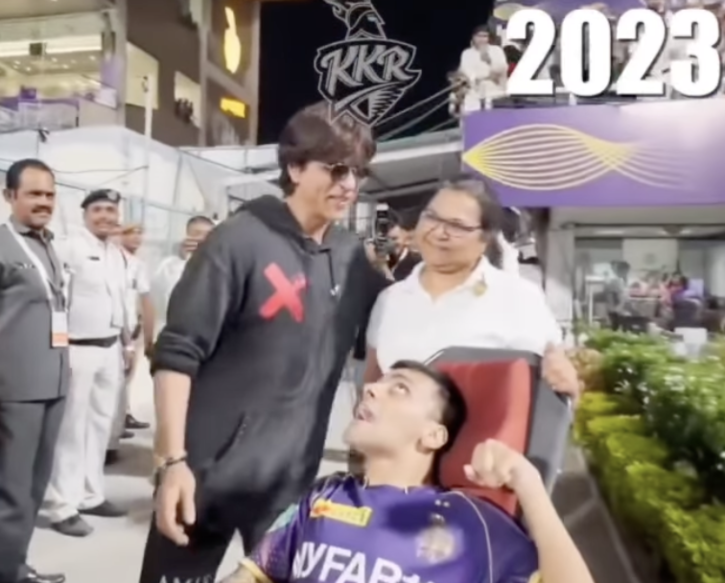 Shah Rukh Khan Plants Kiss On Specially Abled Fan As He Tells Him I Love You 