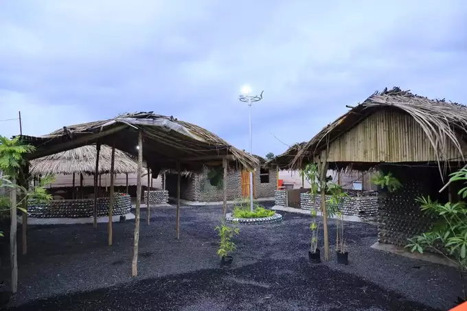Two friends built a special house with cow dung, soil and plastic bottles