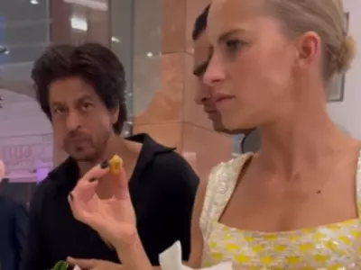 Shah Rukh Khan Eating Paan With German Blogger At NMACC