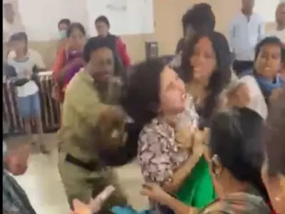 Violence Erupts at Bengaluru Saree Sale Watch Hair-Pulling and Slaps on Video