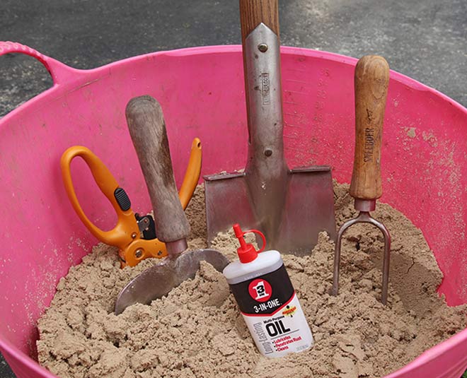 How to remove rust on gardening tools