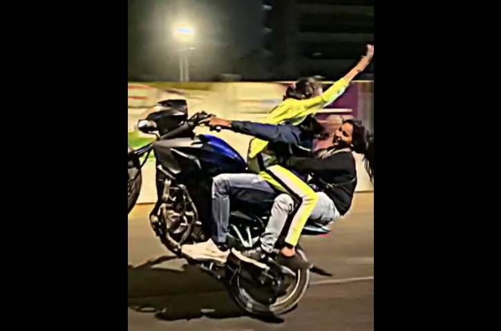 Man Two Women Perform Dangerous Bike Stunt On Mumbai Road Case Filed After Viral Video 0093