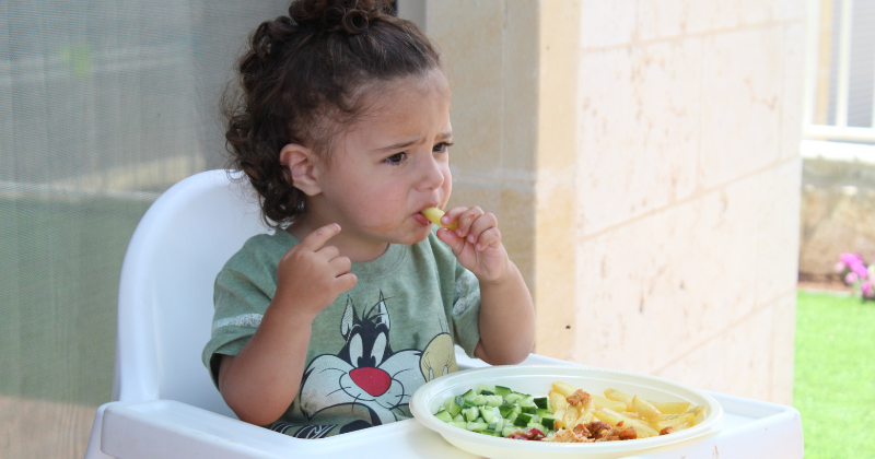 Parents Are Criticized For Letting Their Kids Throw Food And Not Cleaning Up At A Pub Restaurant