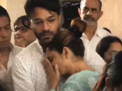 Ankita Lokhande Carries Father's Bier With Husband Vicky Jain, Cries Inconsolably At Funeral
