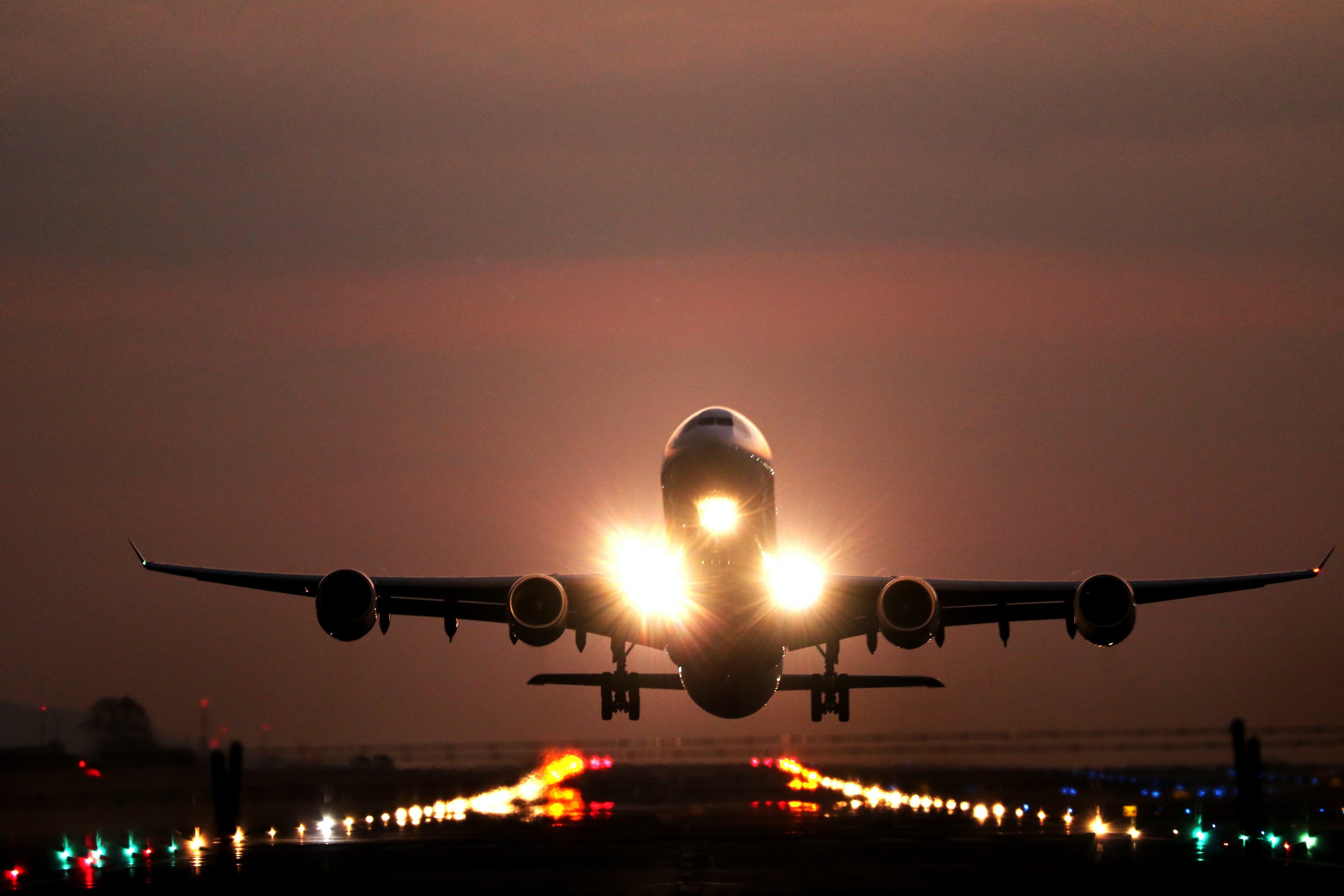 Take off. Самолет взлетает. Самолет ночью. Самолёт взлетает ночью. Улетающий самолет.