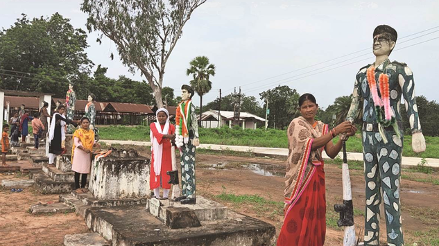 Raksha Bandhan 2023 sisters tie rakhi on martyr brother statue photos will make you emotional 