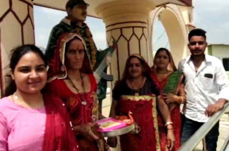 Raksha Bandhan 2023 sisters tie rakhi on martyr brother statue photos will make you emotional 
