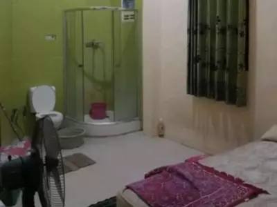 new delhi bedroom with toilet