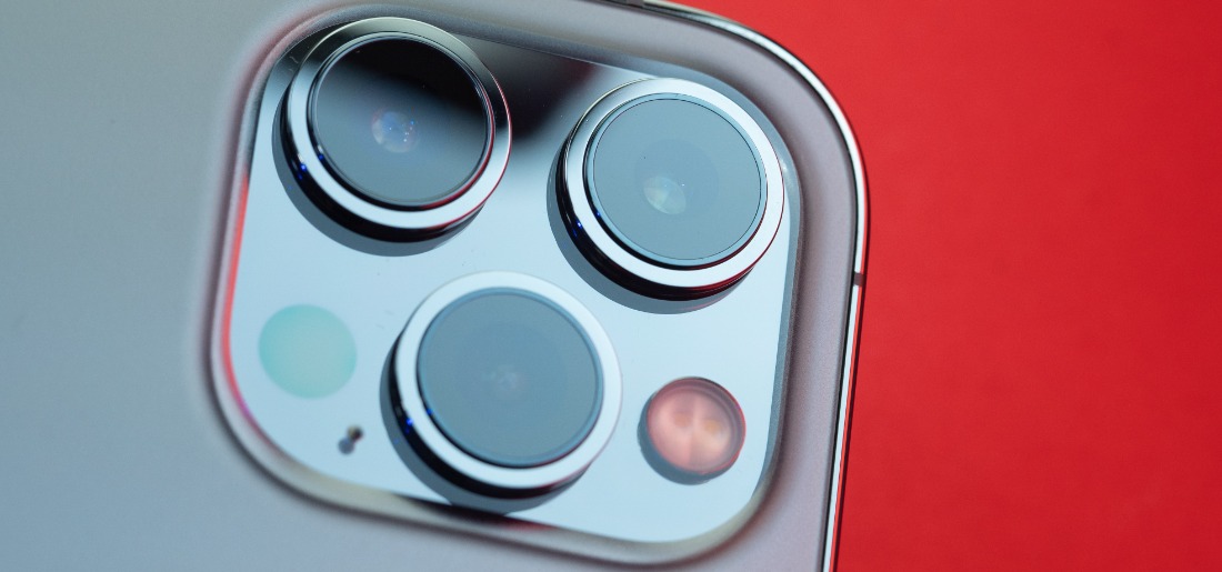 Apple Supplier Foxconn To Invest $600 Million In Karnataka For iPhone Components, Chips Apple Supplier Foxconn To Invest $600 Million In Karnataka For iPhone Components, Chips