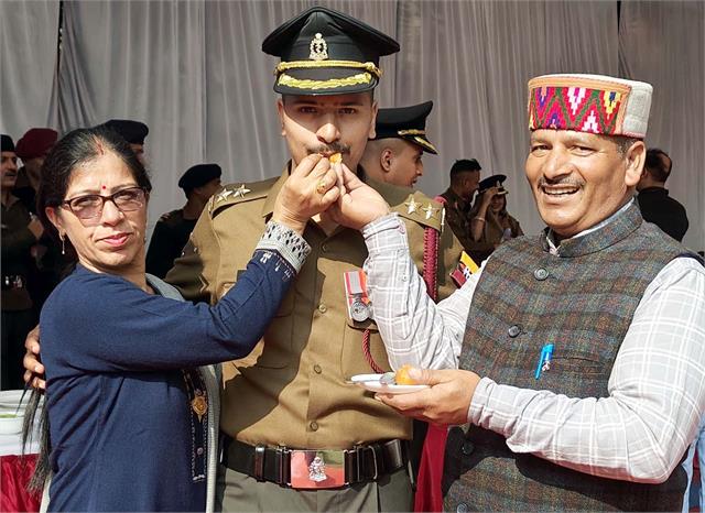 Himachal Mandi Chowkidar Son Became lieutenant in Indian Army   