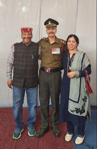 Himachal Mandi Chowkidar Son Became lieutenant in Indian Army   