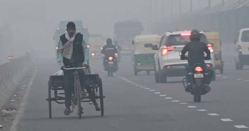 The air quality in Delhi and the National Capital Region (NCR) was recorded at 333, which falls in the very poor category on Tuesday morning.
According to data shared by the CPCB, the AQI was recorded in the 'very poor' range, at 356, in the RK Puram area at 8 am, while Anand Vihar logged 365.