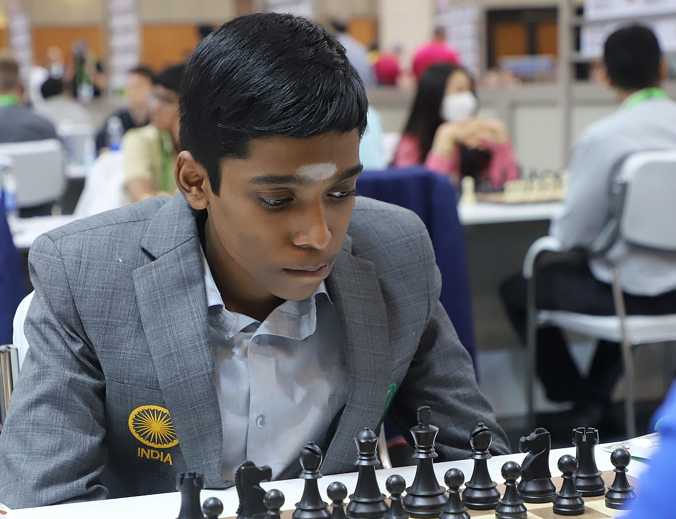 Chess World Cup final: Praggnanandhaa loses first tie-break game to Carlsen  - The Hindu BusinessLine