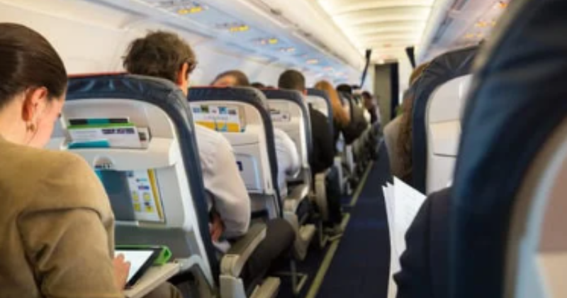 Online commenter praises man for refusing to swap seats with pregnant woman on plane