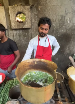 A chai seller surprises people with his exceptional chai-making skills