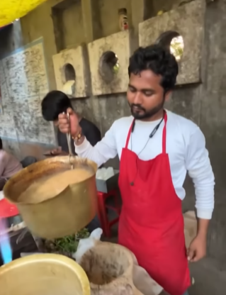 Surat chai seller showing his skills