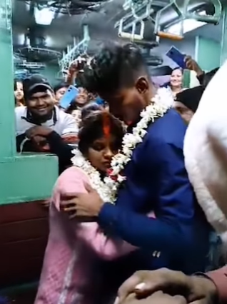 Couple gets married on train