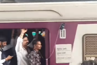 During a train ride in Mumbai, a passenger