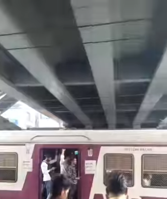 During a train ride in Mumbai, a passenger