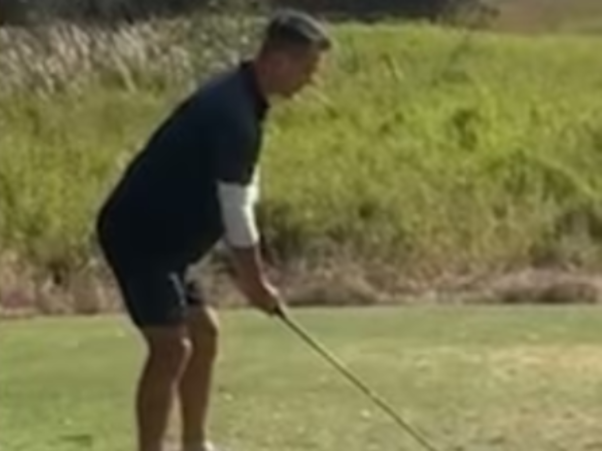 Golfer plays amidst a snake crash nearby 