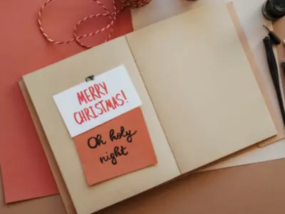In A Scathing Critique Of Traditional Christmas Cards, A Woman Claims That Most People Use The Same Method Year After Year