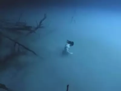 Man Seamlessly Walking Underwater Like A 'Mermaid'