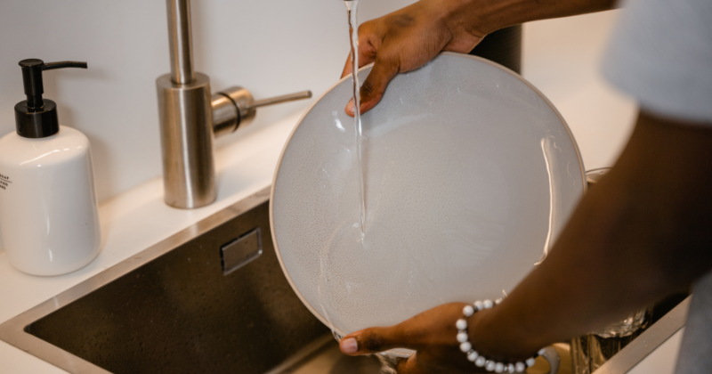 There Is A Furious Debate Over How To Wash Your Dishes Because The British Do It Differently