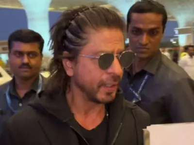 Video Shows Shah Rukh Khan Patiently Waiting At Security Check And Showing Identity Proof