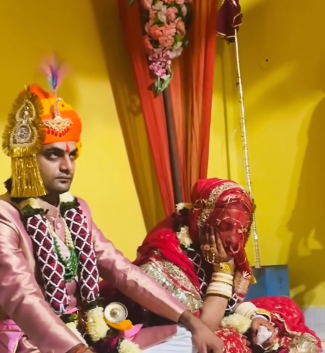 The video goes viral when the bride falls asleep during the wedding rituals, the groom reacts in a priceless way