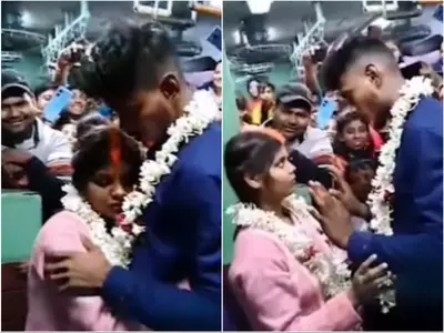 Couple Gets Married Inside Train 