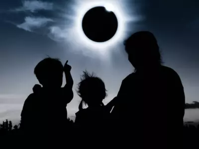 Solar and Lunar Eclipse in 2024 In Hindi: साल 2024 में पड़ेंगे कुल 4 Eclipses, भारत में कब दिखाई देगा सूर्य ग्रहण और कब पड़ेगा चंद्र ग्रहण? / istock