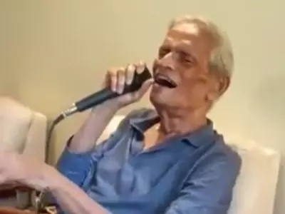 Elderly Man Sings Mohammed Rafi Pukarta Chala Hoon Main